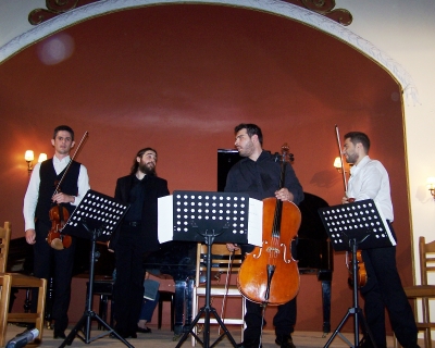 42 Μουσική για ... 242 χορδές. Χριστόφορος Καραθανάσης - βιολί, Βασίλης Ρακιτζής - πιάνο, Ιωάννης-Κων/νος Γιοβάνος - βιολοντσέλλο, Μάνος Γουβέλης - βιόλα (26-05-2012)