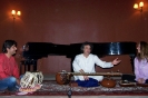 01 Ιχώρ. Satnam Ghai - τάμπλας, Δημήτρης Ρουμελιώτης - σιτάρ, Ξένια Κατσάρη - ταμπούρα (7 Μαΐου 2011)